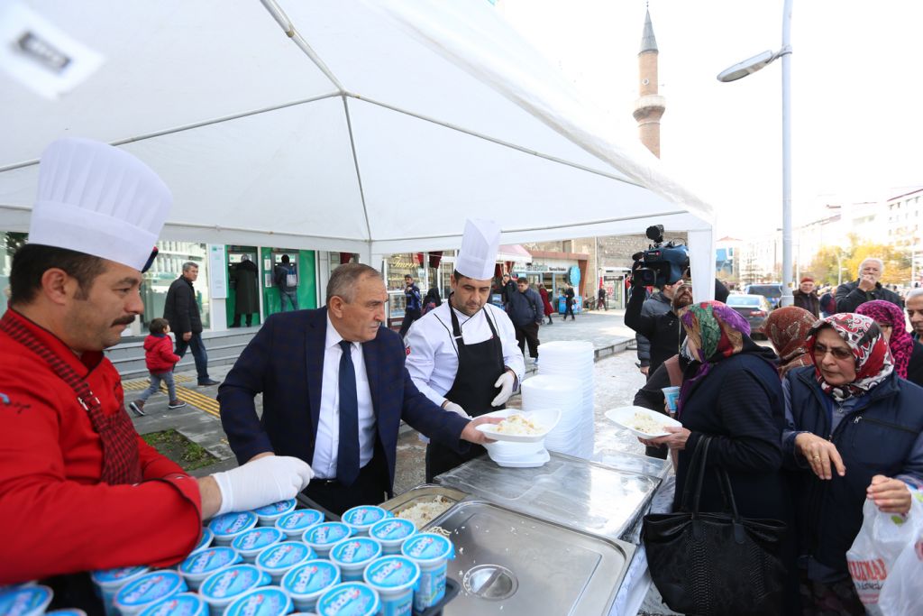 Bolu Belediyesi 5 bin kişiye kandil pilavı dağıttı