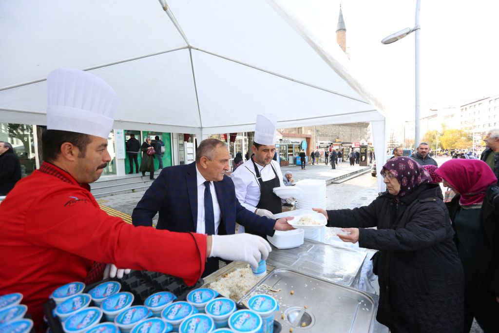 Bolu Belediyesi 5 bin kişiye kandil pilavı dağıttı