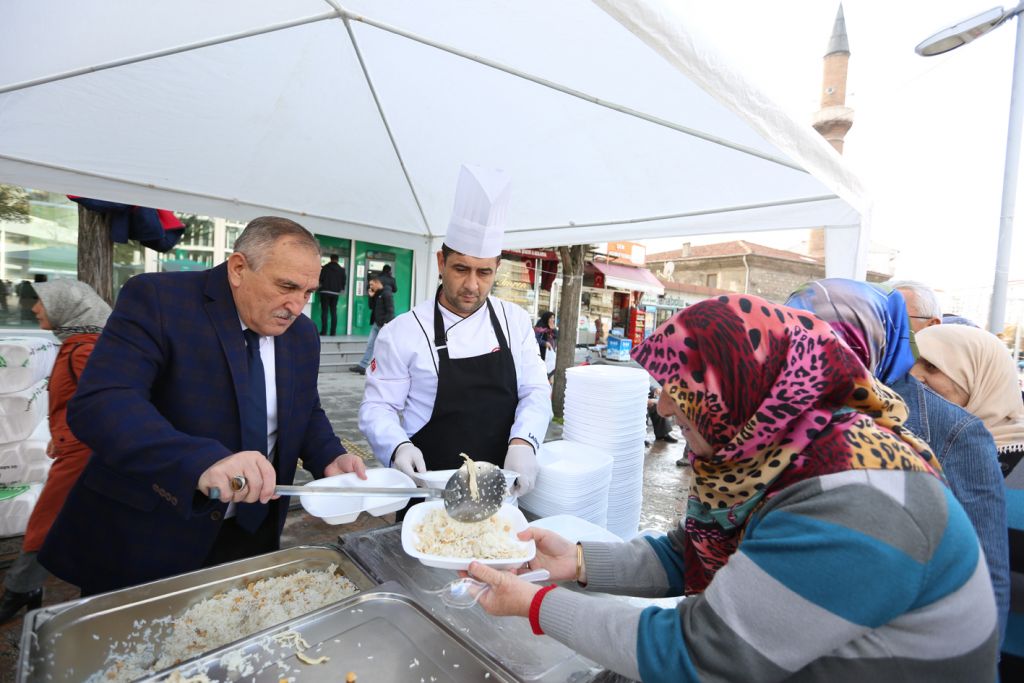 Bolu Belediyesi 5 bin kişiye kandil pilavı dağıttı
