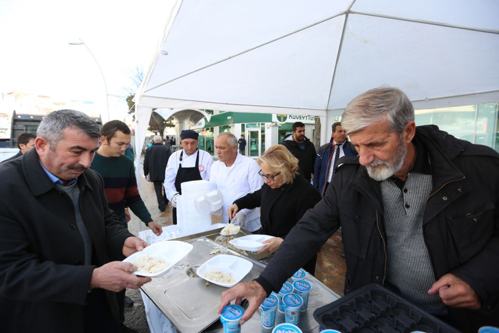 Bolu Belediyesi 5 bin kişiye kandil pilavı dağıttı