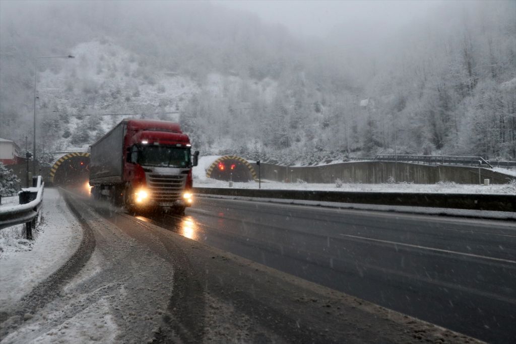 Bolu Dağı'nda kar yağışı başladı