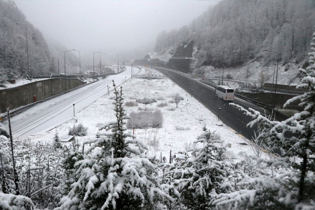 Bolu Dağı'nda kar yağışı başladı
