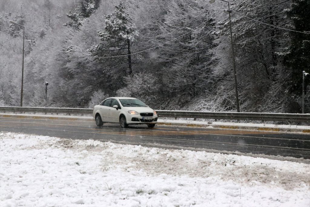 Bolu Dağı'nda kar yağışı başladı
