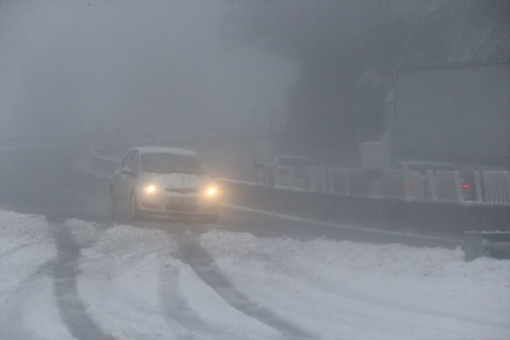 Bolu Dağı'nda kar yağışı başladı