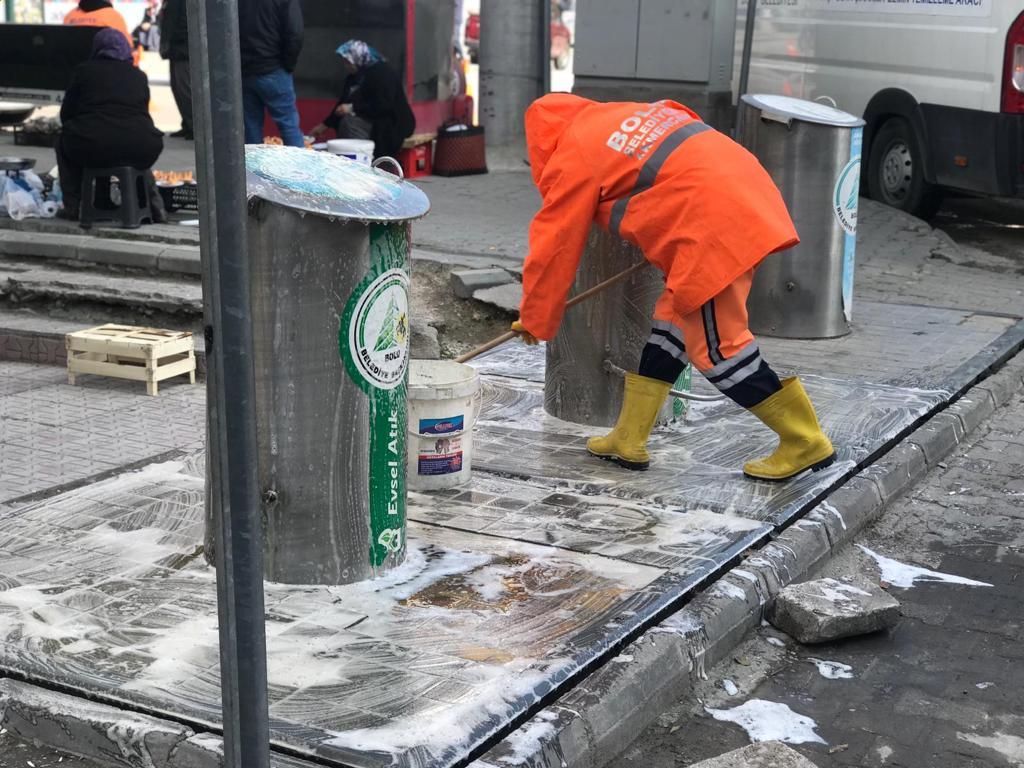 Bolu'da çeşmeler, otobüs durakları ve çöp konteynerleri yıkanıyor