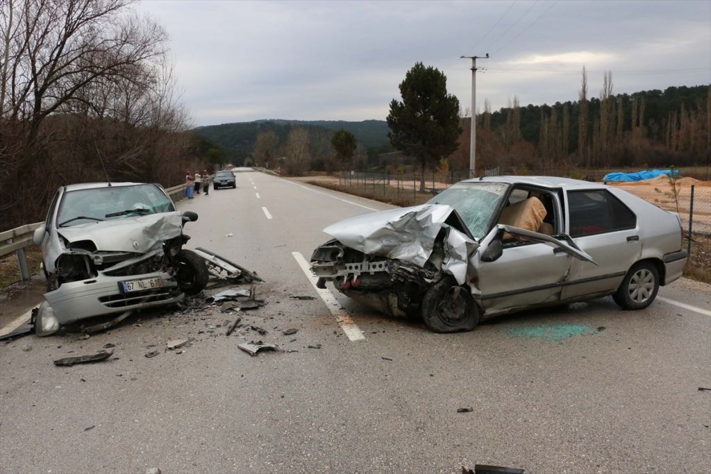 Bolu'da iki otomobil çarpıştı: 3 yaralı