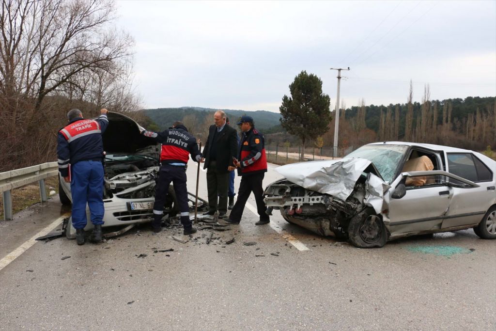 Bolu'da iki otomobil çarpıştı: 3 yaralı