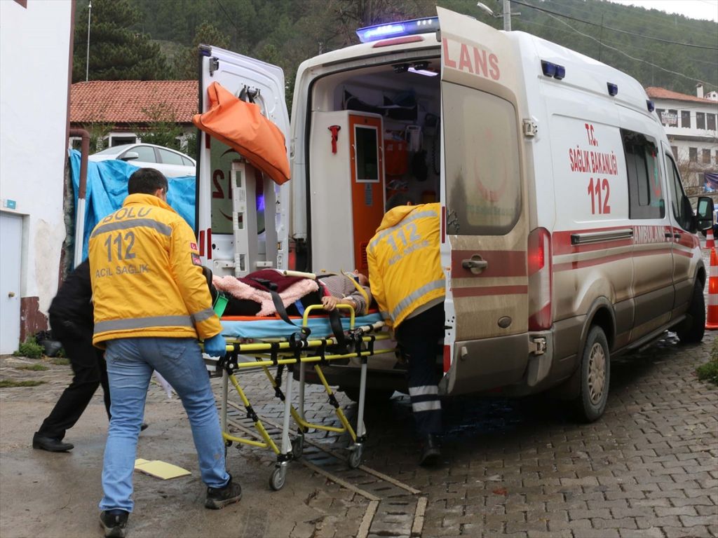 Bolu'da iki otomobil çarpıştı: 3 yaralı