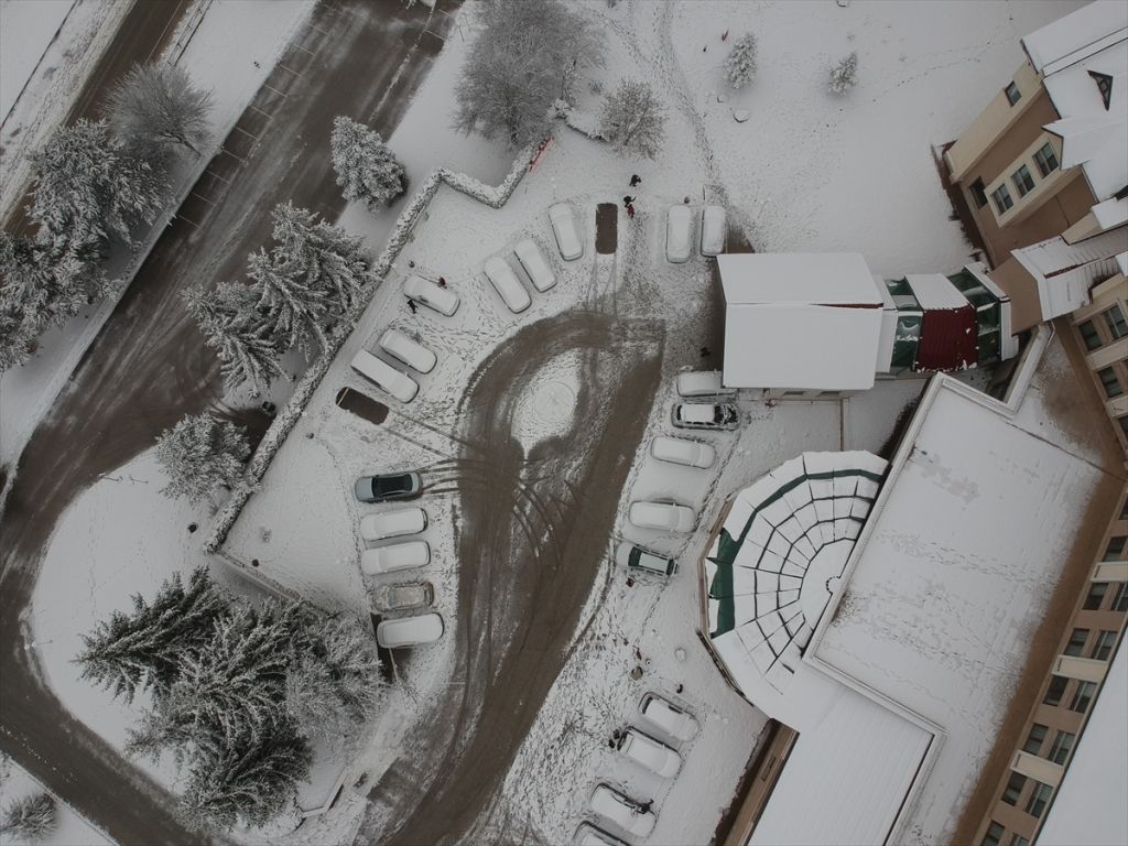 Bolu'da kar yağışı aralıklarla devam ediyor