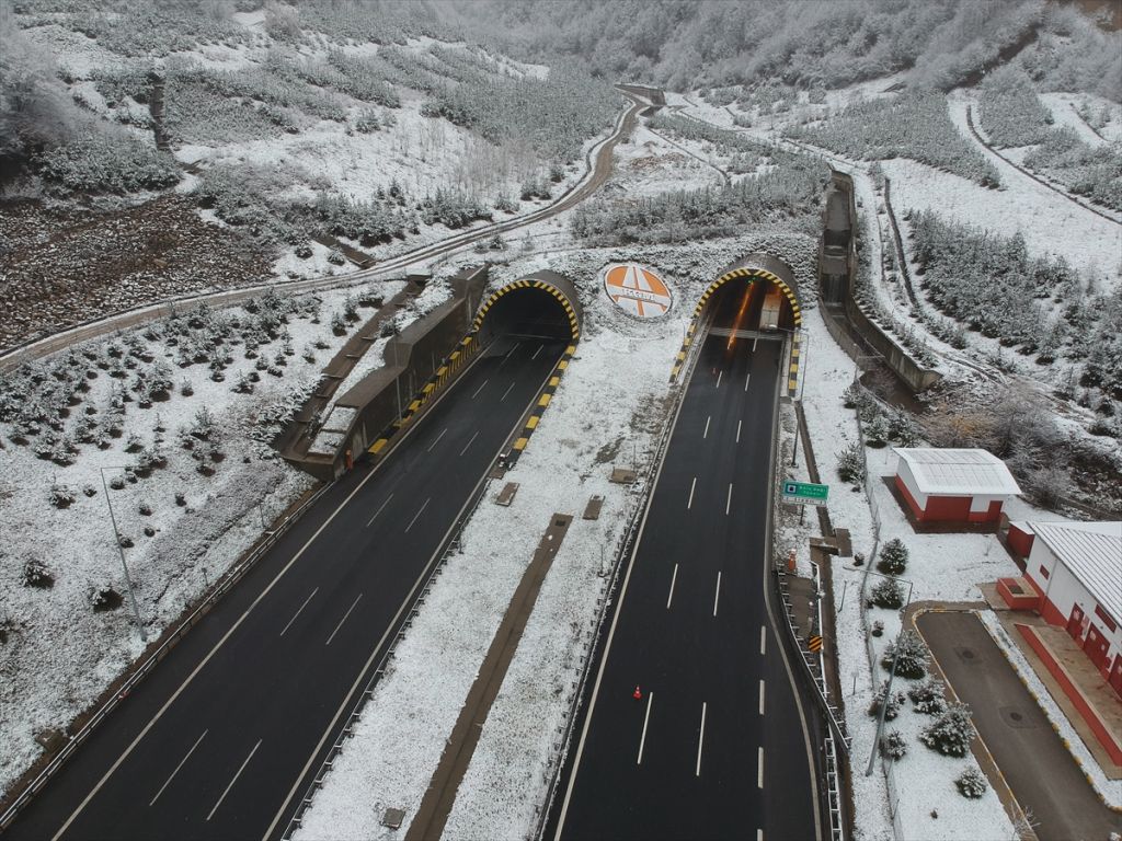 Bolu'da kar yağışı aralıklarla devam ediyor