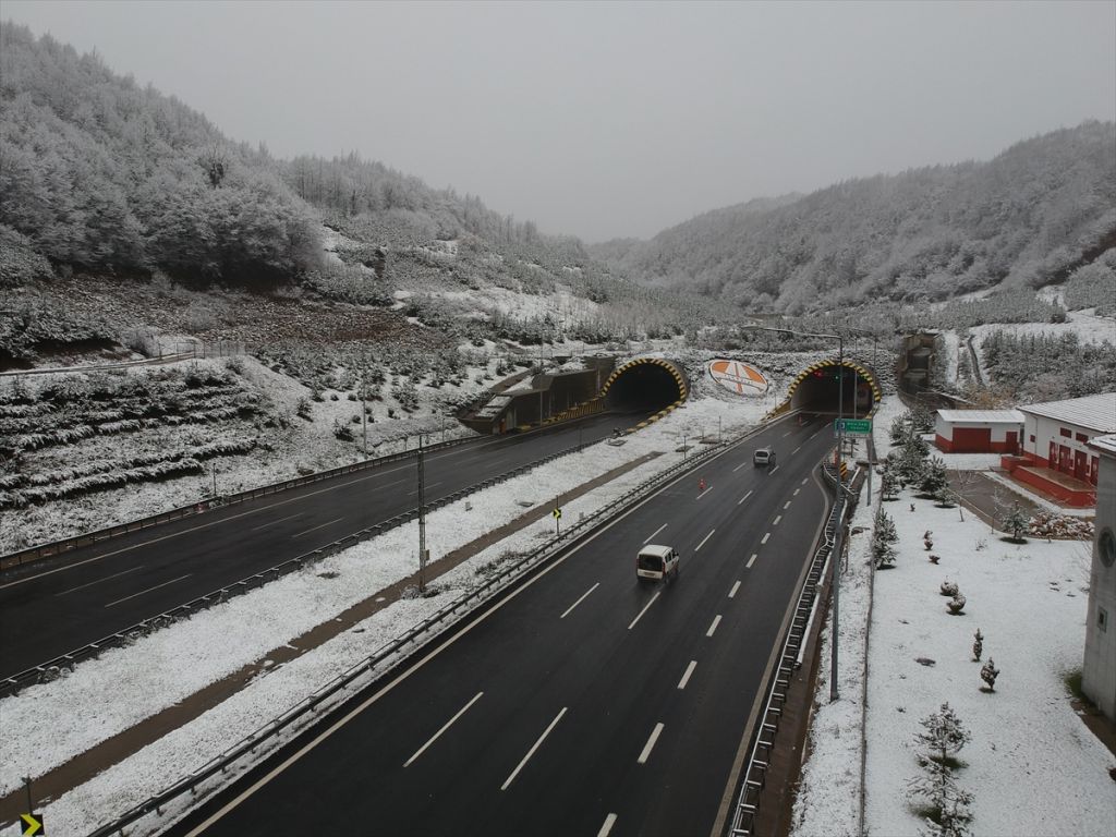 Bolu'da kar yağışı aralıklarla devam ediyor