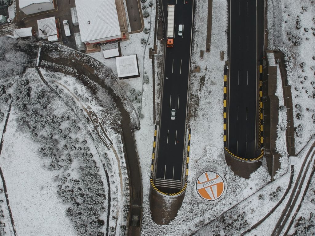 Bolu'da kar yağışı aralıklarla devam ediyor