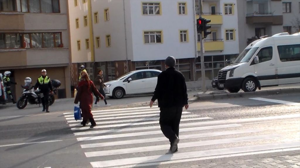 Bolu'da kırmızı ışıkta geçen yayalara trafik cezası