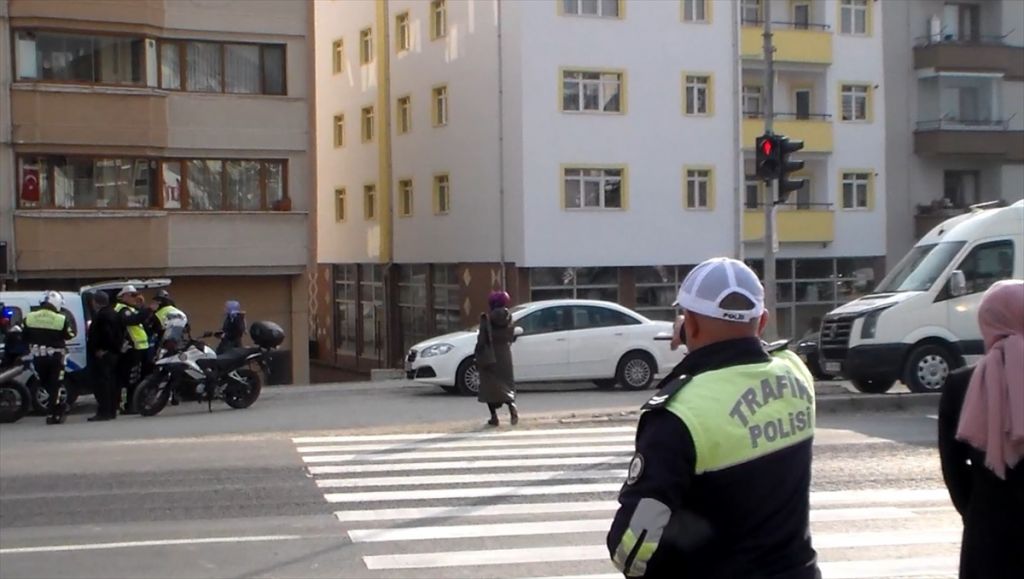 Bolu'da kırmızı ışıkta geçen yayalara trafik cezası