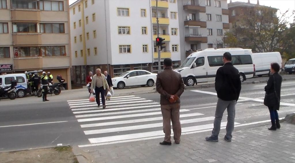 Bolu'da kırmızı ışıkta geçen yayalara trafik cezası