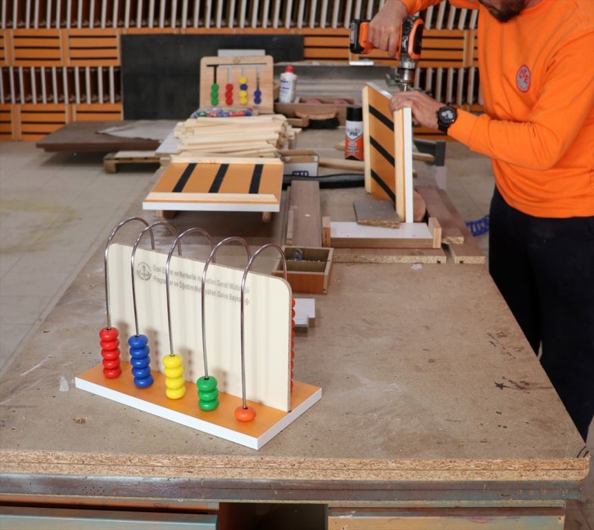 Cezaevi sakinleri özel çocuklar için ter döktü