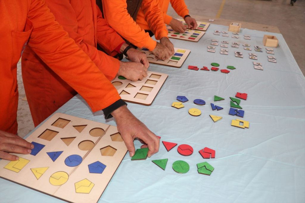 Cezaevi sakinleri özel çocuklar için ter döktü