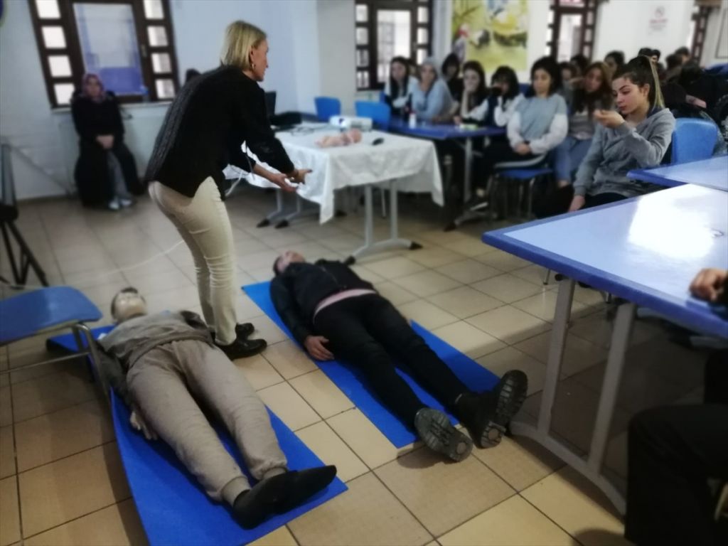 KYK'lı öğrencilere ilk yardım eğitimi verildi
