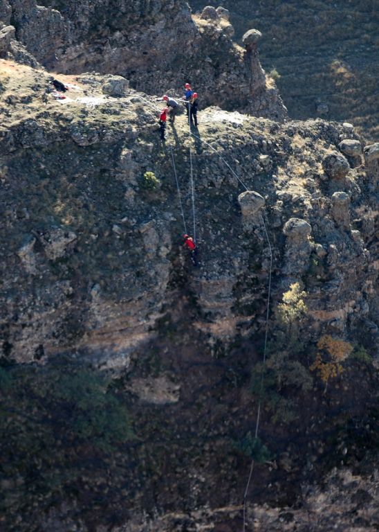 Mahsur kalan keçiler için kurtarma çalışması