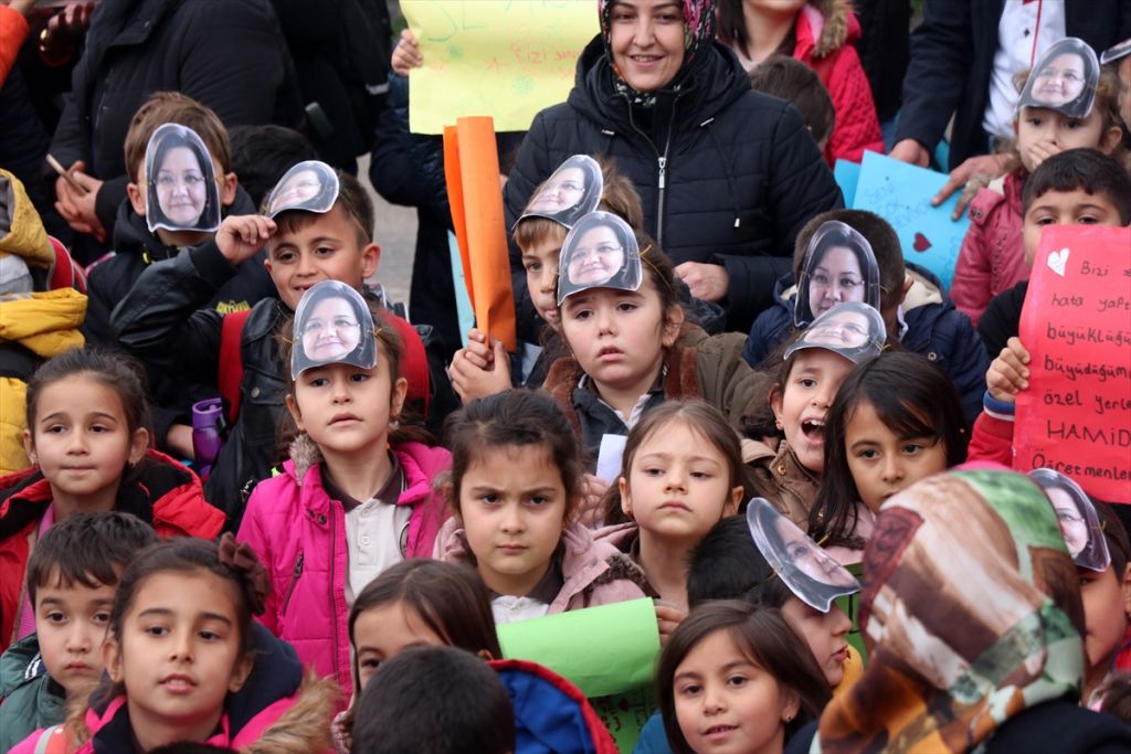 Öğrencilerden sürpriz Öğretmenler Günü kutlaması