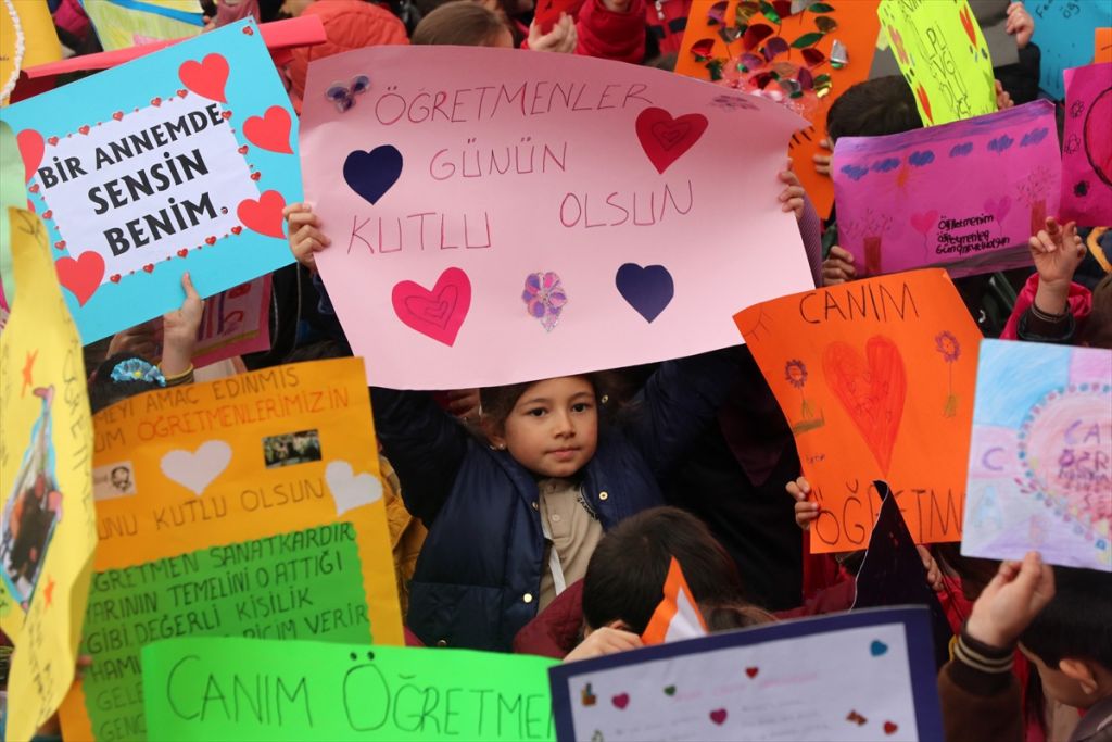 Öğrencilerden sürpriz Öğretmenler Günü kutlaması
