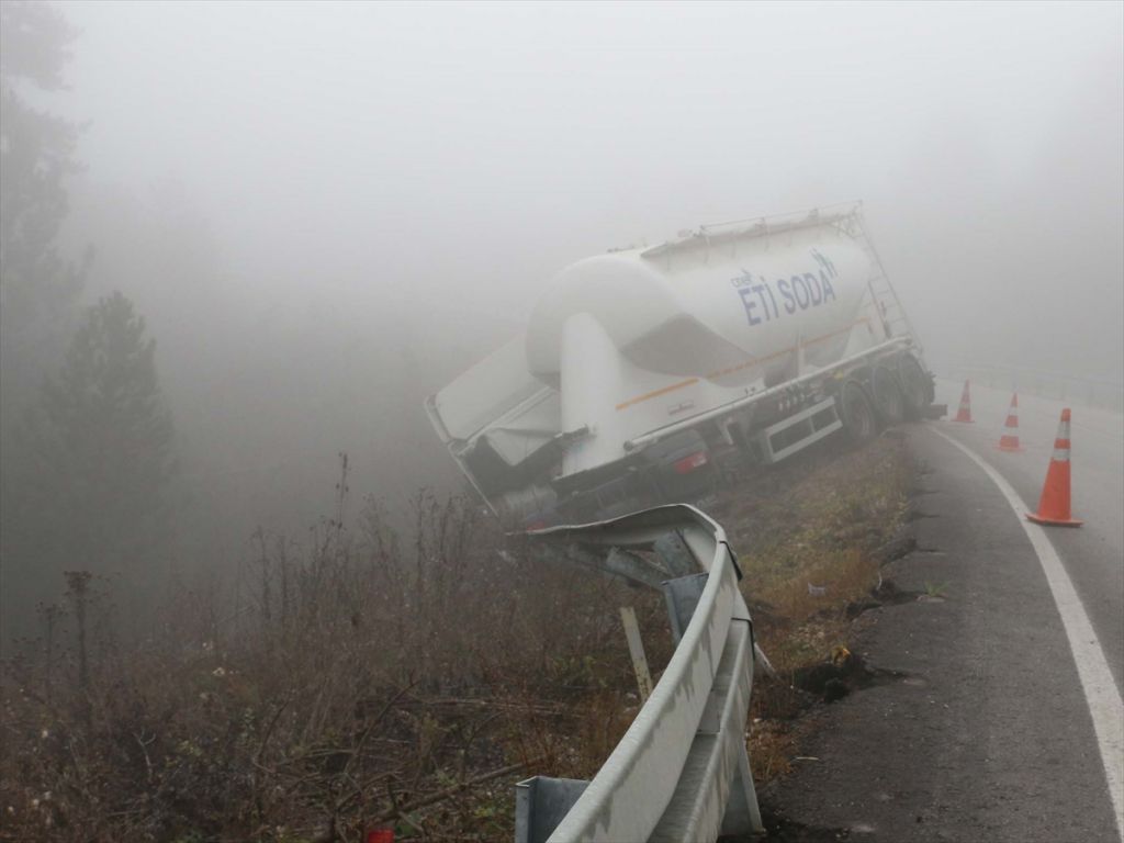 Yoldan çıkan tır vinçle çekildi