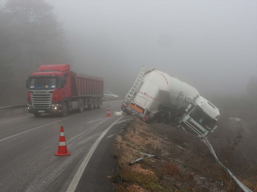 Yoldan çıkan tır vinçle çekildi