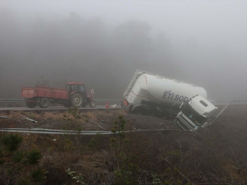 Yoldan çıkan tır vinçle çekildi