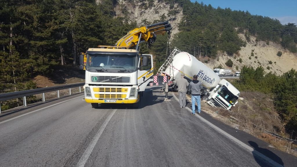 Yoldan çıkan tır vinçle çekildi