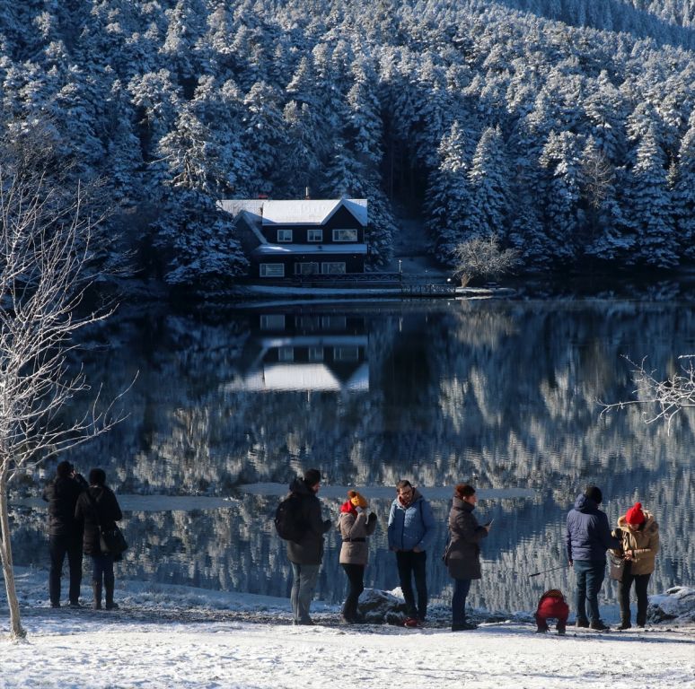 Abant ve Gölcük'te kar bereketi