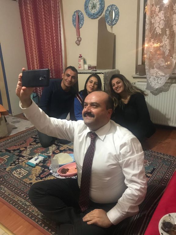 Ak Parti Bolu Belediye Başkan Adayı Fatih Metin'den gençlere: "Çayı koydunuz mu?"