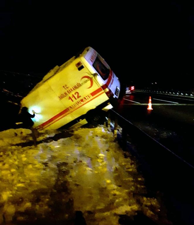 Ambulans bariyerlere çarptı: 3 yaralı