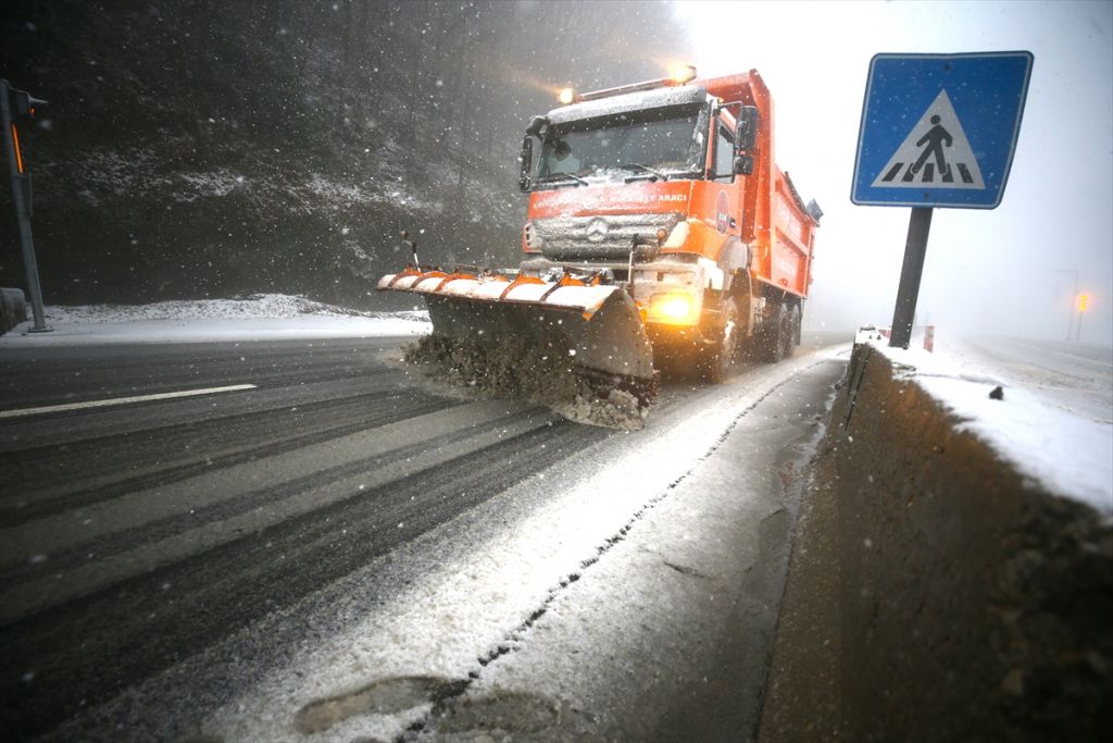 Anadolu Otoyolu ve D-100 kara yolunun Bolu Dağı kesiminde kar yağışı başladı
