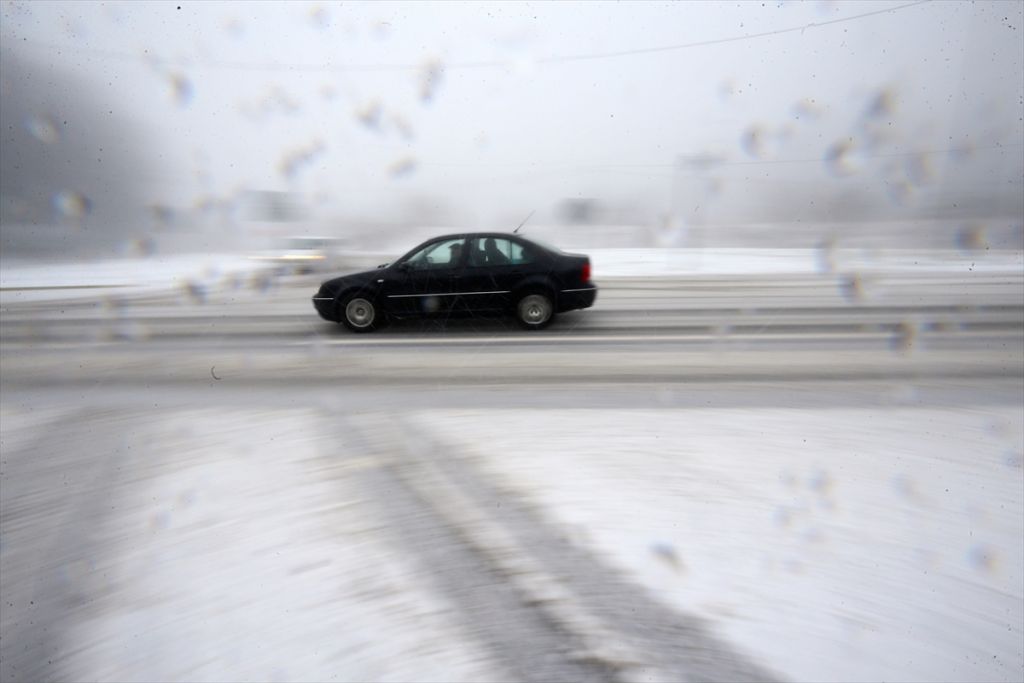 Anadolu Otoyolu ve D-100 kara yolunun Bolu Dağı kesiminde kar yağışı başladı