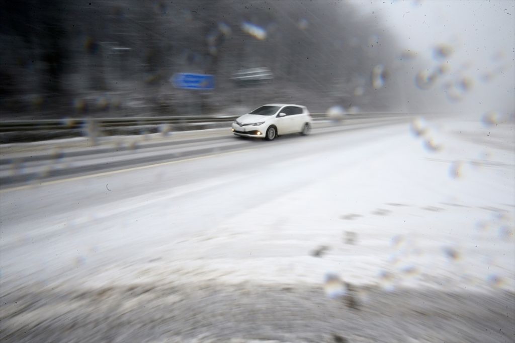 Anadolu Otoyolu ve D-100 kara yolunun Bolu Dağı kesiminde kar yağışı başladı