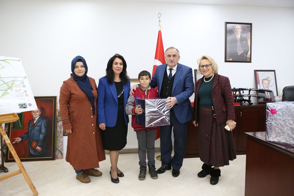 Başarılı öğrencilerden Başkan Yılmaz'a ziyaret