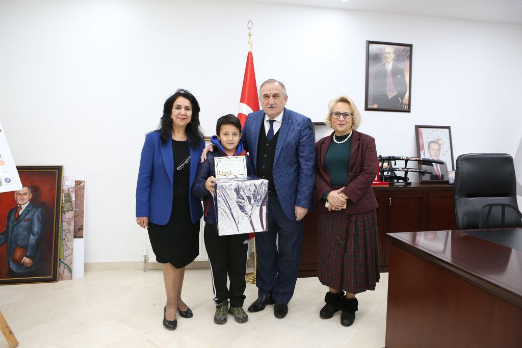 Başarılı öğrencilerden Başkan Yılmaz'a ziyaret