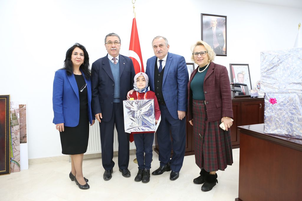 Başarılı öğrencilerden Başkan Yılmaz'a ziyaret