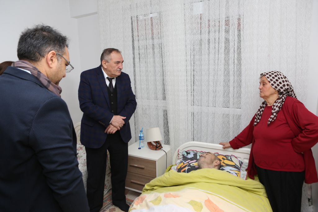 Belediye Başkanı Alaaddin Yılmaz'dan 8 hastaya ziyaret