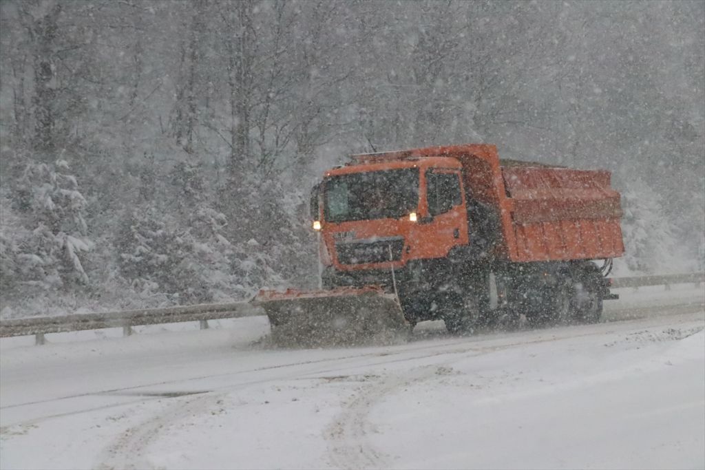 Bolu Dağı'nda kar yağışı etkili oluyor