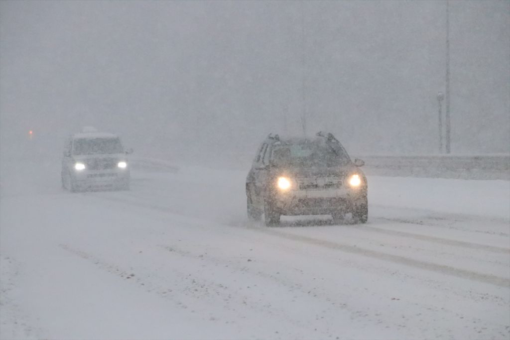 Bolu Dağı'nda kar yağışı etkili oluyor
