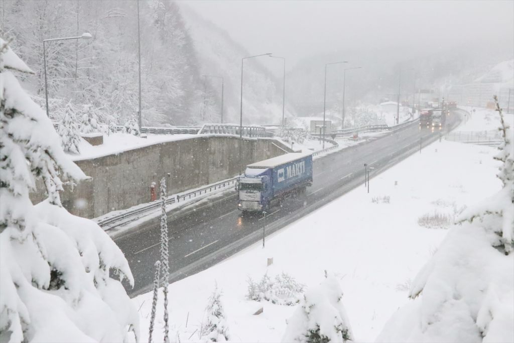 Bolu Dağı'nda kar yağışı etkili oluyor