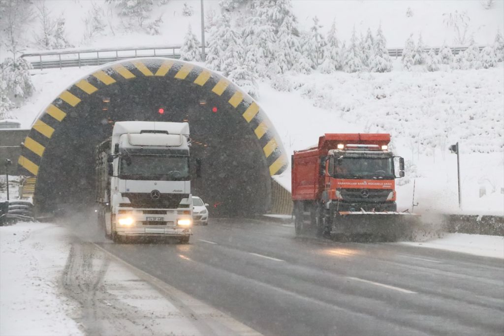 Bolu Dağı'nda kar yağışı etkili oluyor