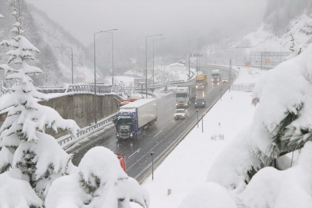 Bolu Dağı'nda kar yağışı etkili oluyor