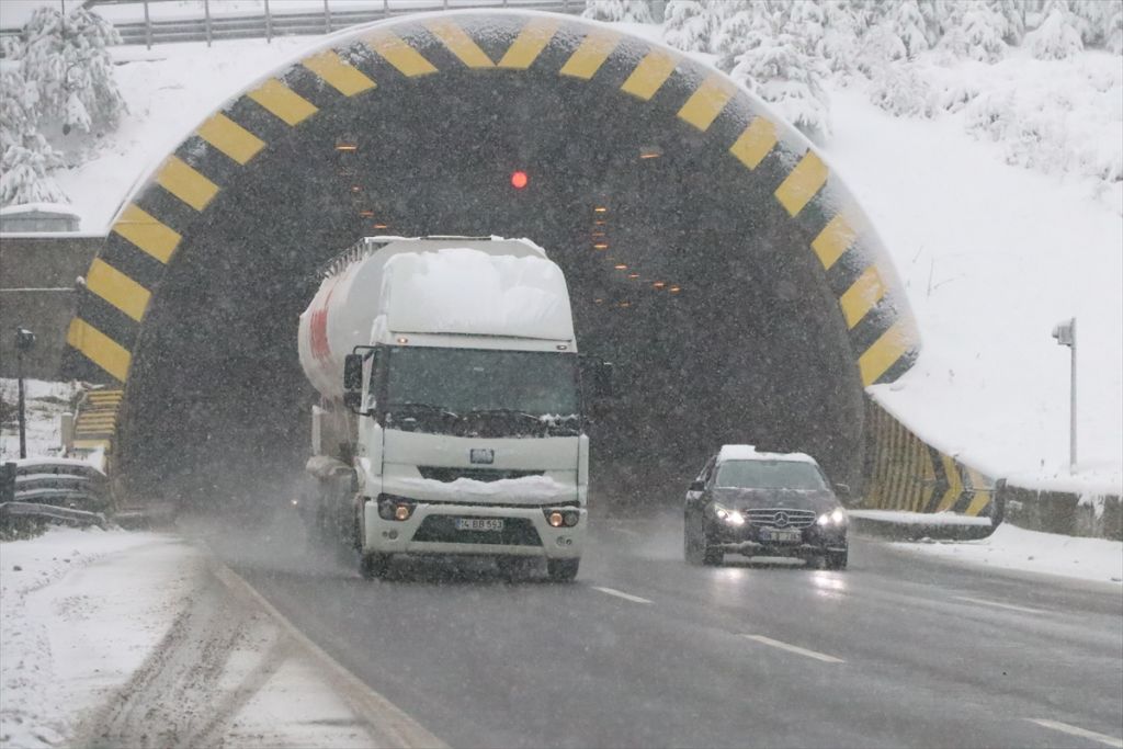 Bolu Dağı'nda kar yağışı etkili oluyor