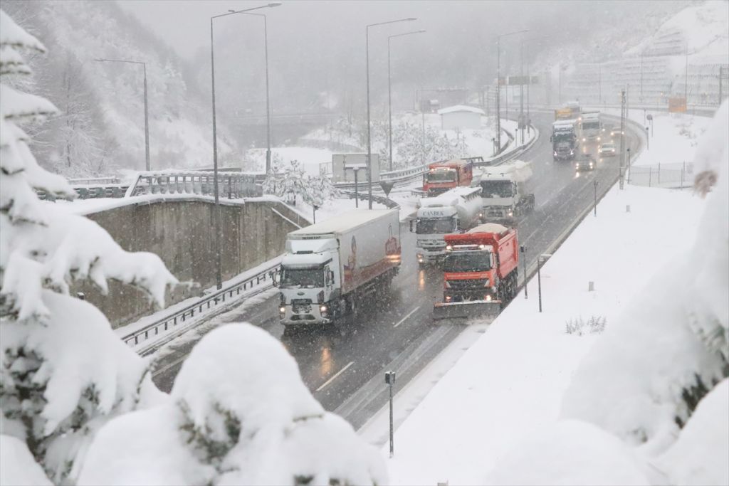 Bolu Dağı'nda kar yağışı etkili oluyor