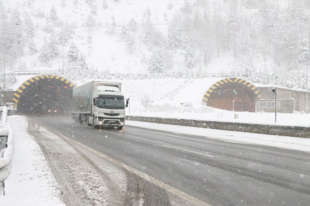 Bolu Dağı'nda kar yağışı etkili oluyor