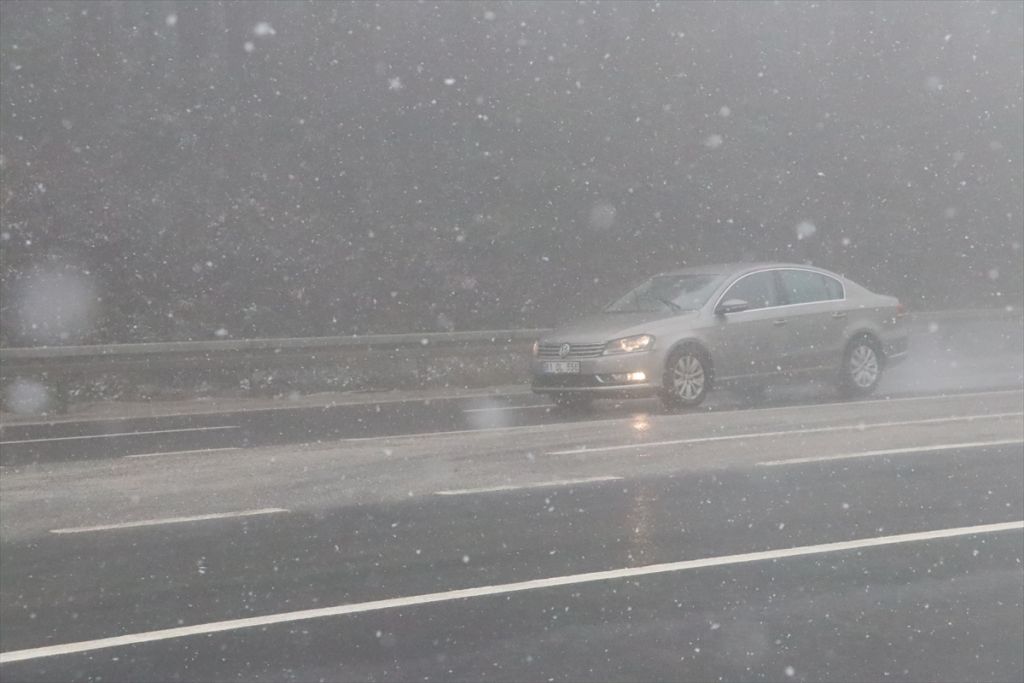 Bolu Dağı'nda kar yağışı etkili oluyor