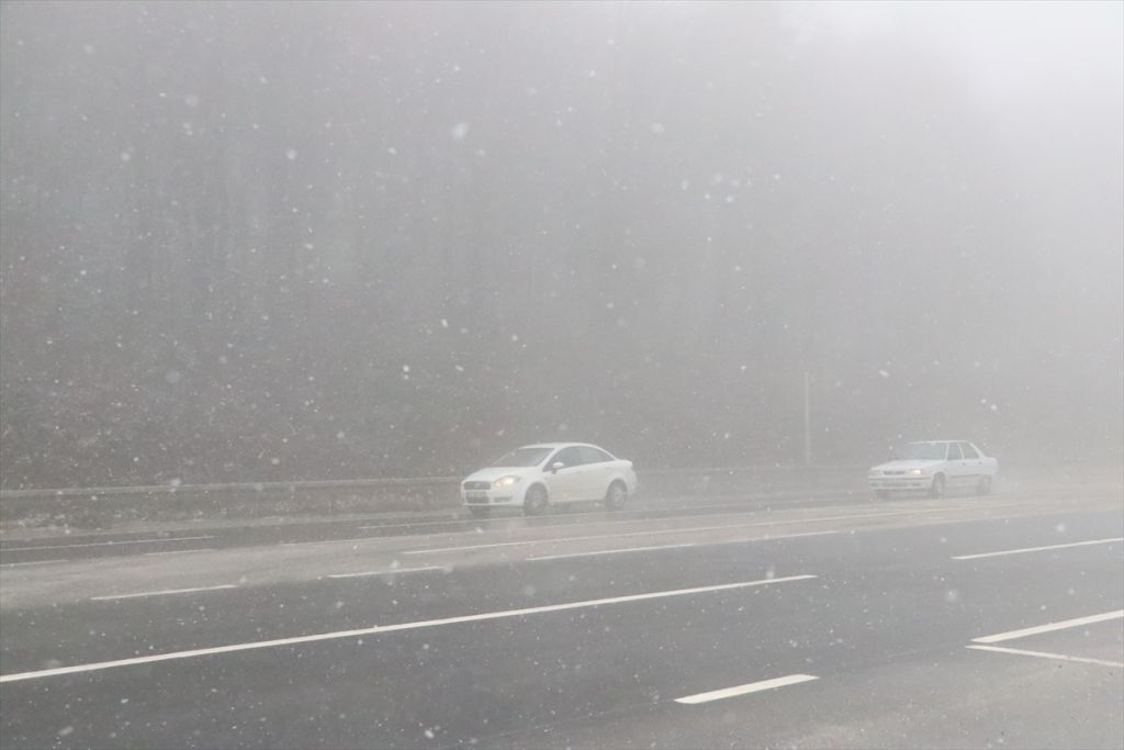 Bolu Dağı'nda kar yağışı etkili oluyor