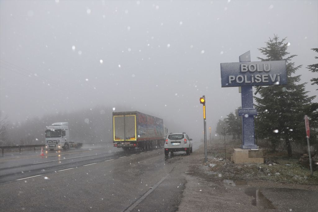 Bolu Dağı'nda kar yağışı etkili oluyor